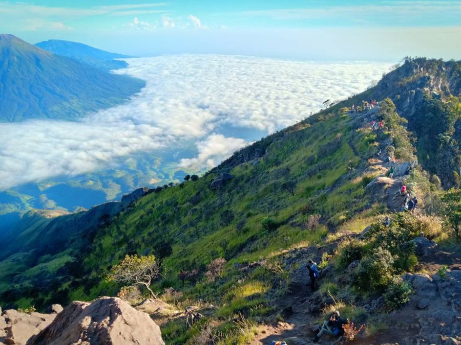 Jalur punggungan di atas lautan awan
